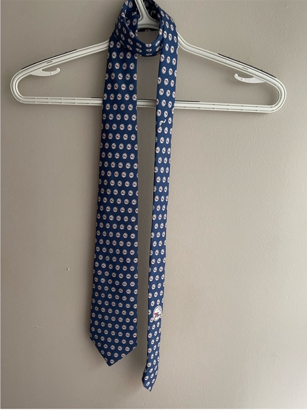 VINEYARD VINES Custom
Collection 76ers Hand Made in the U.S.A. 100%Imported silk - Picture 7 of 7